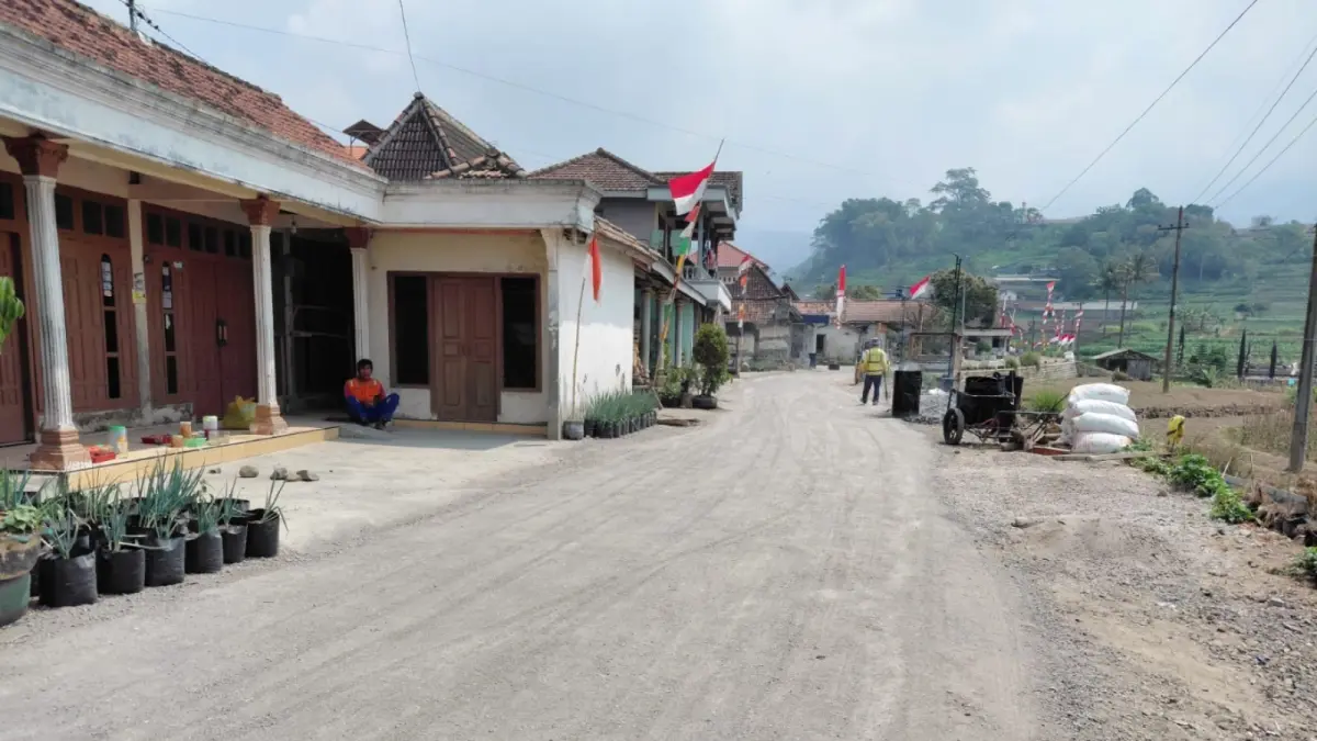 KOMPARASI: Kondisi salah satu ruas jalan di Magetan sebelum (kiri) dan setelah diperbaiki Pemkab Magetan. Aji Putra/Radar Magetan