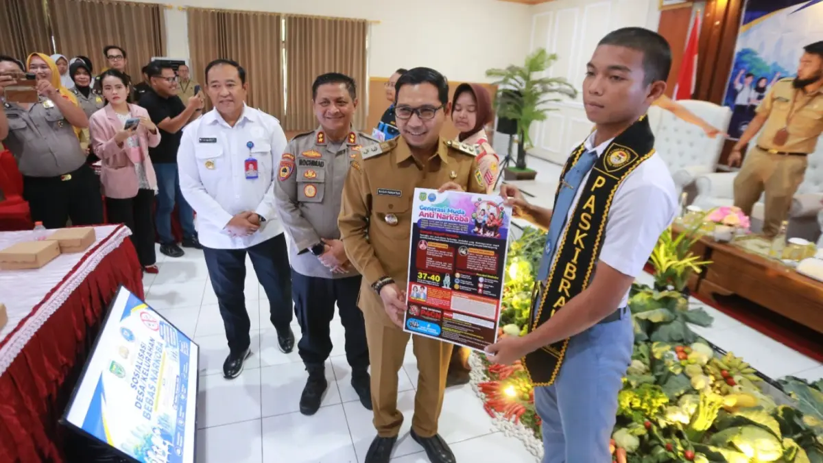 NO DRUGS: Plt Wali Kota Madiun F Bagus Panuntun memberikan arahan saat sosialisasi desa/kelurahan bebas narkoba di Kantor Kecamatan Manguharjo, Senin (31/8). BAGAS BIMANTARA/JAWA POS RADAR MADIUN