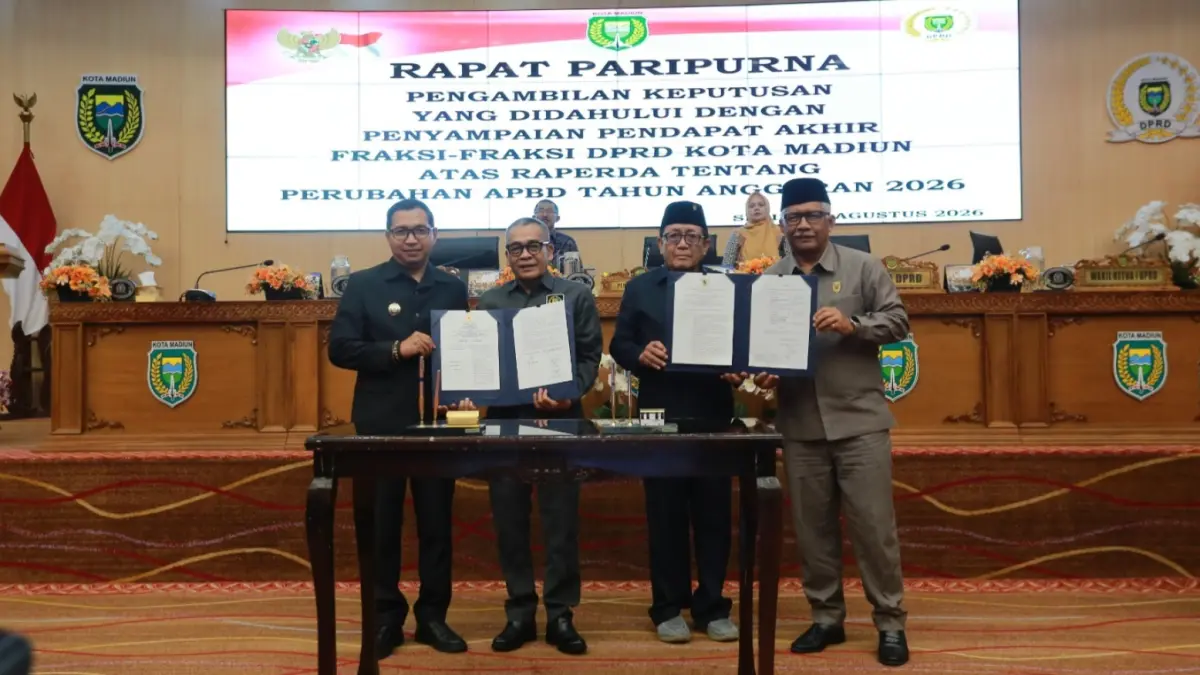 PARIPURNA: Pimpinan DPRD Kota Madiun bersama Plt Wali Kota Madiun F Bagus Panuntun menandatangani berita acara persetujuan P-APBD Kota Madiun 2026. Bagas Bimantara/Jawa Pos Radar Madiun