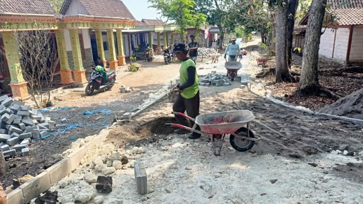 SEBELUM JADI: Pemdes Dampit, Kecamatan Bringin, Ngawi, melaksanakan pembangunan jalan paving jalan di Dusun Nambung, RT/RW 14/03.