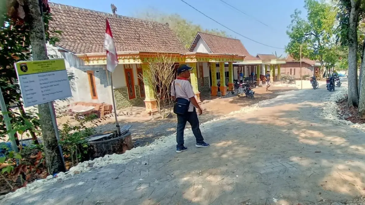 SESUDAH JADI: Pavingisasi jalan di dusun Nambung tuntas 100 persen dan efektif dimanfaatkan warga.