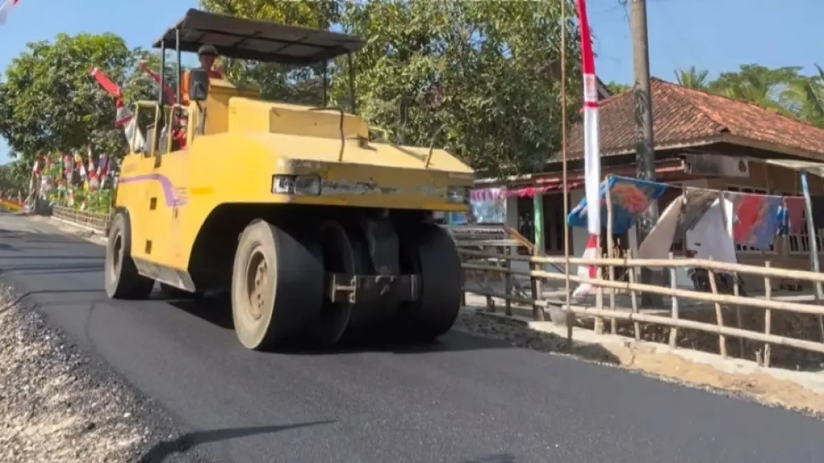 AKSES WISATA: Proses pengaspalan Jalan Pringkuku–Poko sepanjang 2,8 kilometer. Nur Cahyono/Jawa Pos Radar Pacitan