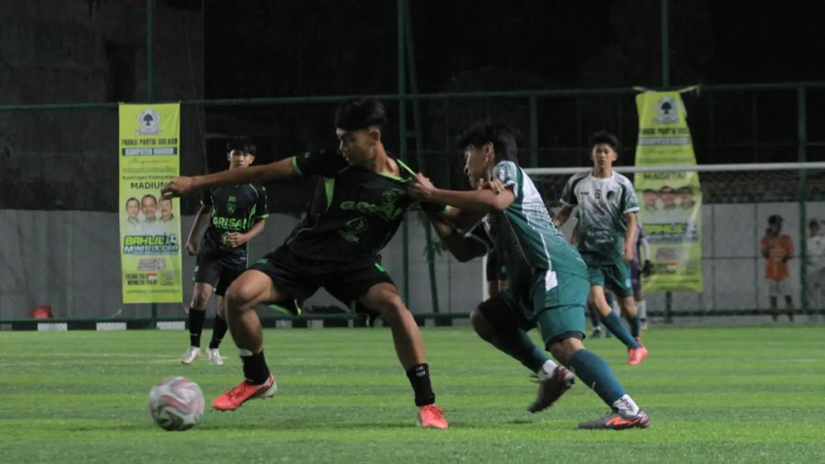 Bahlil Mini Soccer Zona Madiun Raya menyajikan pertandingan seru antara SMKN 1 Jenangan kontra SMK PGRI 1 Ngawi, Kamis (3/9). (AJI PUTRA/RADAR MADIUN)