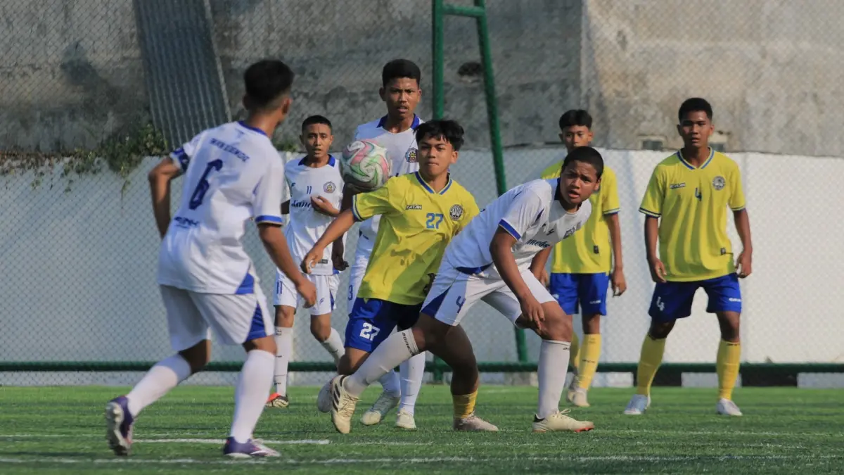 Duel sengit SMKN 1 Bendo melawan SMKN 1 Madiun dalam Bahlil Mini Soccer Zona Madiun Raya, Kamis (3/9). (AJI PUTRA/RADAR MADIUN)