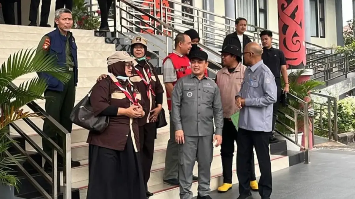 Gubernur Kalbar Ria Norsan (kemeja abu-abu) dan sejumlah kepala OPD menunggu kedatangan Menhut Raja Juli di VIP Bandara Supadio, Kabupaten Kubu Raya. (ANTARA)