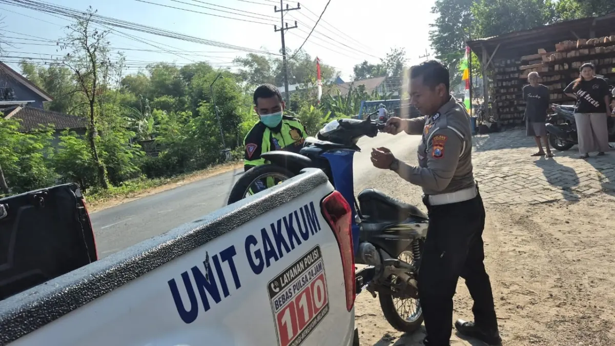 KECELAKAAN MAUT: Petugas menangani kecelakaan maut di Ponorogo yang melibatkan seorang pelajar dan pesepeda di Jalan Mayjend Sutoyo, Desa Cekok, Kecamatan Babadan, Selasa (1/9). 