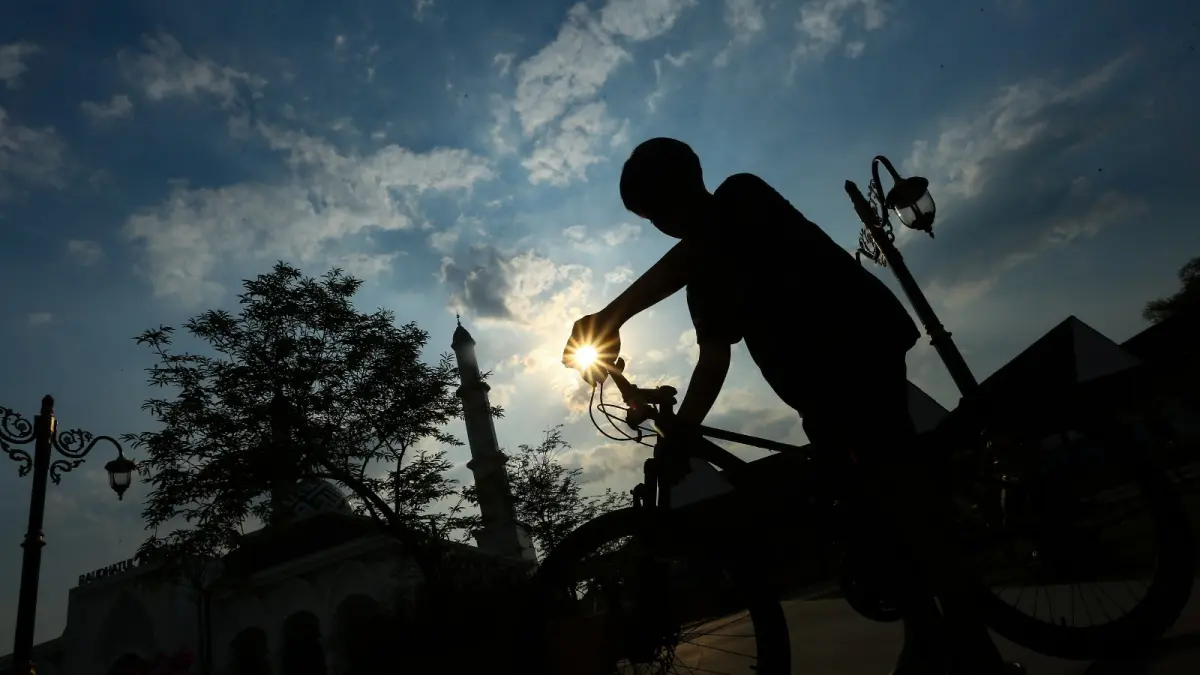 KEMARAU KERING: Cuaca cerah menyelimuti kawasan Kota Madiun saat musim kemarau. Ilustrasi Bagas Bimantara/Jawa Pos Radar Madiun