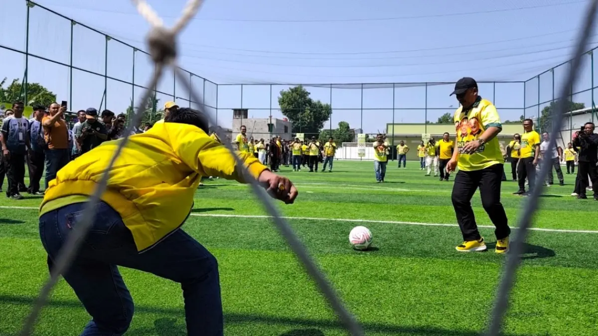 Ketua DPD Golkar Jawa Timur Ali Mufthi bersiap menendang bola sebagai tanda dimulainya Bahlil Mini Soccer Asyik Menuju Puncak Zona Madiun Raya, di Gontor Mini Soccer Ponorogo, Kamis (3/9). (SUGENG DWI/RADAR MADIUN)