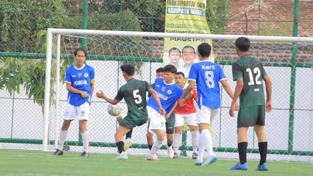 Laga antara MAN 2 Ponorogo kontra SMKN 1 Nawangan berlangsung sengit di penyisihan penyisihan Bahlil Mini Soccer Zona Madiun Raya. (AJI PUTRA/RADAR MADIUN)