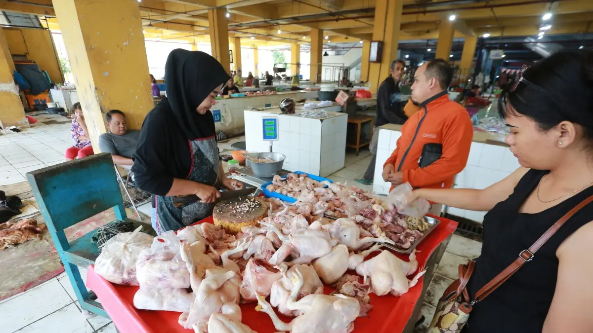 MASIH MAHAL: Pedagang melayani pembelian daging ayam ras di Pasar Besar Madiun. Erlita Herminingsih/Jawa Pos Radar Madiun