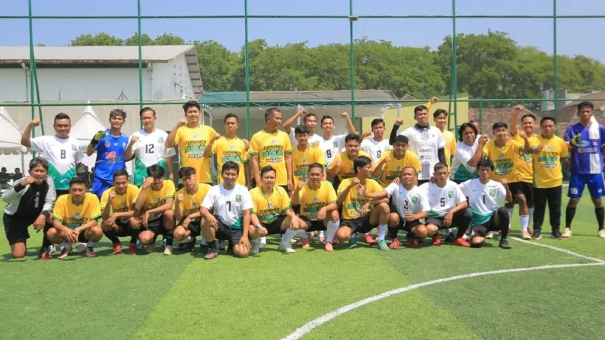Partai eksibisi DPD Golkar Ponorogo kontra DPC PKB Ponorogo memeriahkan pembukaan Bahlil Mini Soccer Zona Madiun Raya, Kamis (3/9). (BAGAS BIMANTARA/RADAR MADIUN)