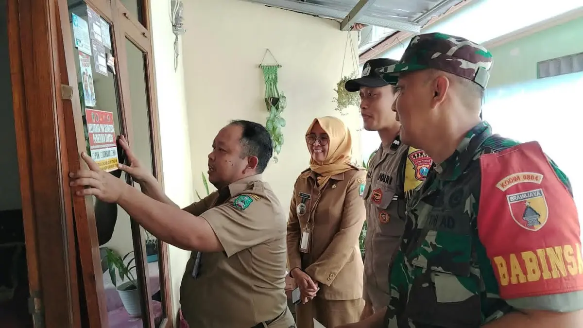 PENANDA BANSOS: Salah satu rumah KPM di Kelurahan Bulukerto, Kecamatan Magetan, dipasangi stiker penerima bansos.
