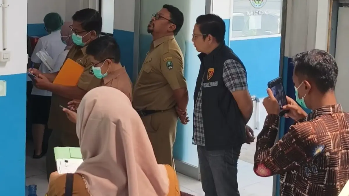 PENGAWASAN KETAT: Tim Satgas Pangan Polres Magetan bersama Satgas MBG mengecek kualitas bahan baku dan proses pengolahan makanan di salah satu SPPG di Magetan. Aji Putra/Radar Magetan