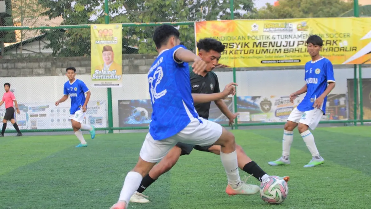 Seru! MAN 2 Ponorogo menyingkirkan SMKN 1 Nawangan lewat adu penalti 4-3 setelah bermain imbang 1-1 di penyisihan Bahlil Mini Soccer. (AJI PUTRA/RADAR MADIUN)
