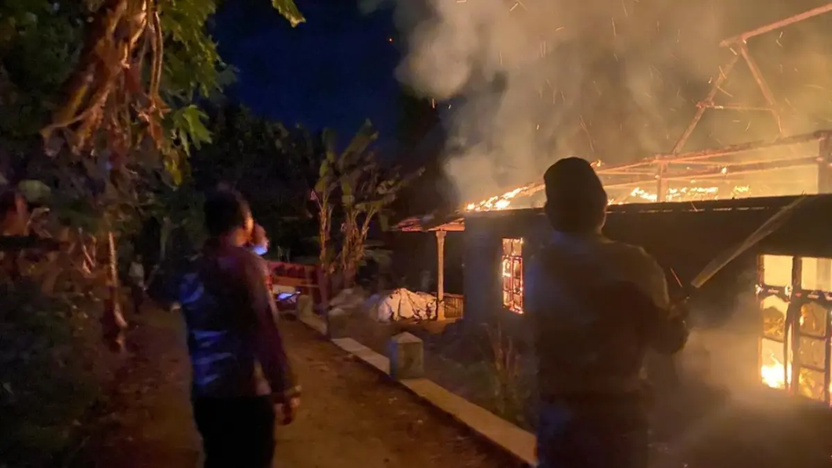 SI JAGO MERAH: Petugas Damkar Ponorogo bersama warga berupaya memadamkan kebakaran rumah peninggalan almarhum Sura Dugel di Dusun Silodono, Desa Karangpatihan, Kecamatan Pulung, Rabu (2/9) dini hari.