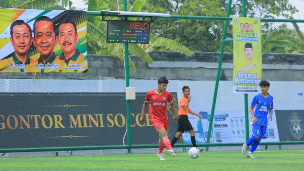 SMAN 1 Ponorogo meraih kemenangan telak kontra SMAN 1 Dagangan di laga pertama Bahlil Mini Soccer Asyik Menuju Puncak, Kamis (3/9). (BAGAS BIMANTARA/RADAR MADIUN)