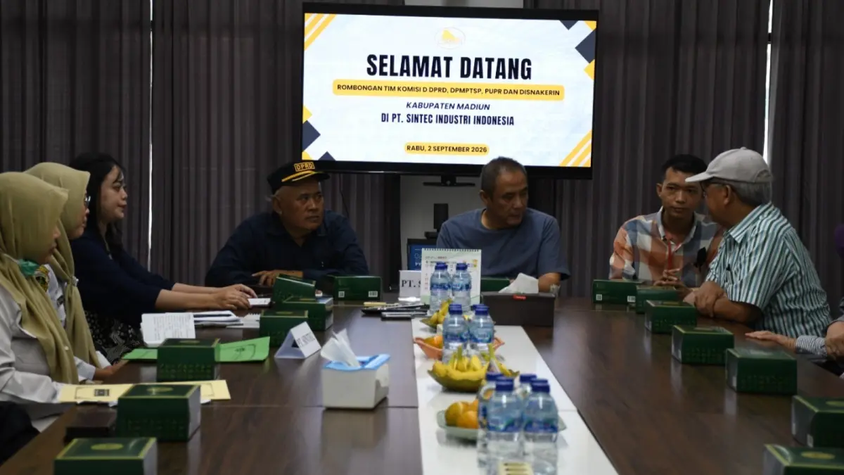 TENAGA KERJA: Anggota Komisi D DPRD Kabupaten Madiun saat melakukan sidak ke PT Sintec Industri Indonesia di Desa Kedungrejo, Pilangkenceng, Rabu (2/9). 