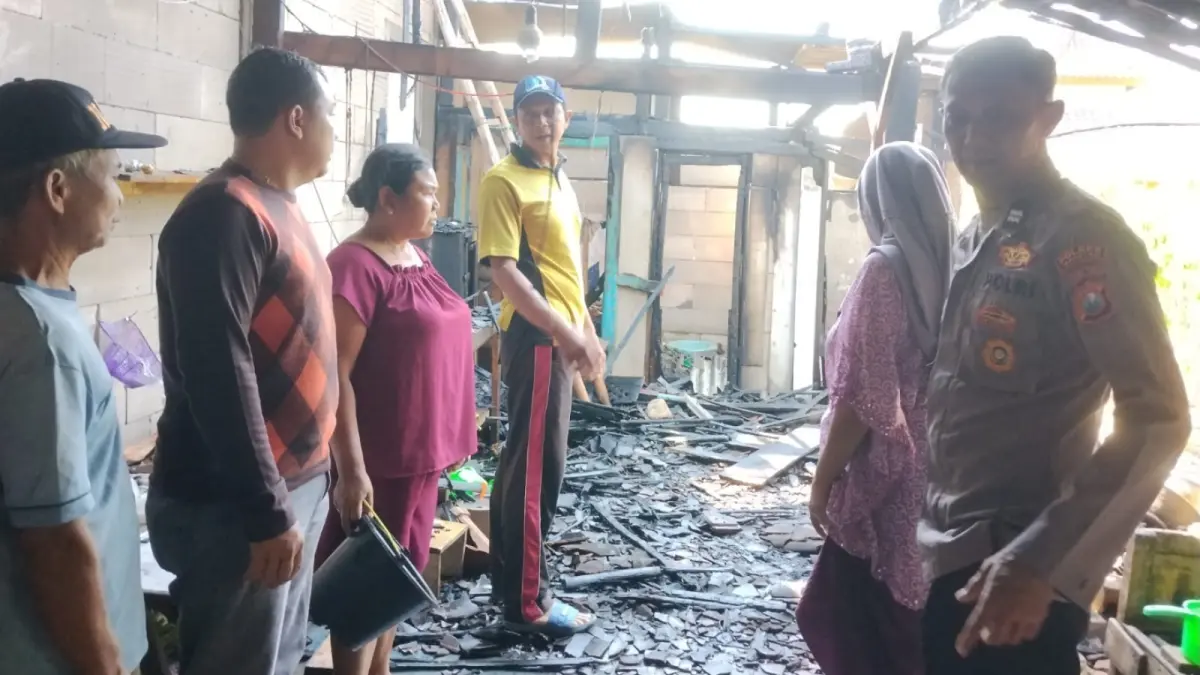 ASESMEN KEBAKARAN: Petugas kepolisian bersama Damkar Magetan melakukan pendataan di lokasi kebakaran rumah di Desa Rejomulyo, Kecamatan Panekan.
