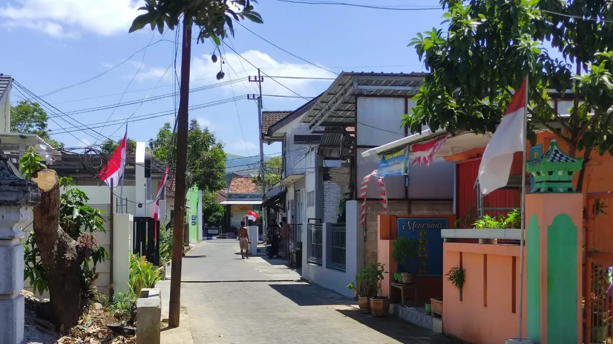 BERGEGAS KELUAR: Sejumlah warga Pacitan keluar dari bangunan setelah merasakan guncangan gempa Cilacap, Jumat (4/9). 