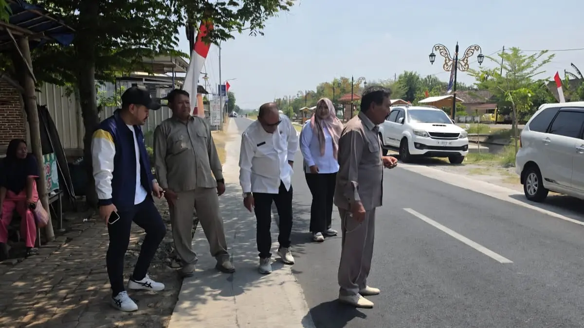 CEK PROYEK: Komisi IV DPRD Ngawi melakukan sidak proyek Jalan Randusongo–Majasem dan Jalan Keras–Kayut, Rabu (2/9). Asep Syaeful Bachri/Jawa Pos Radar Ngawi