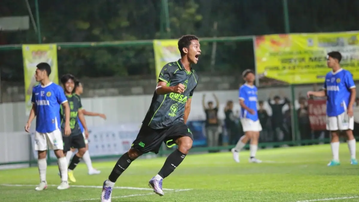 Cico Alfarizi merayakan gol untuk SMK PGRI 1 Ngawi di perebutan juara 3 Bahlil Mini Soccer Zona Madiun Raya melawan MAN 2 Ponorogo, Jumat (4/9). (BAGAS BIMANTARA/RADAR MADIUN)