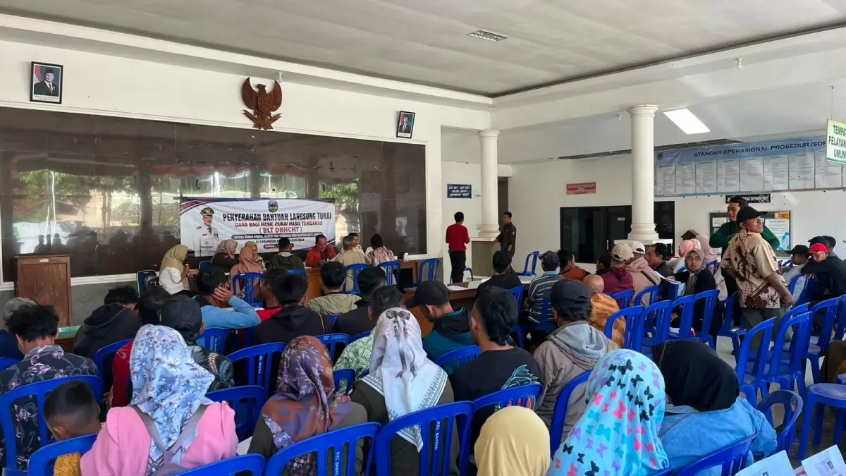 DATA KESEJAHTERAAN: Ilustrasi penyaluran bantuan sosial di Pacitan. Sebanyak 32 warga berkonsultasi dan mengajukan perubahan desil DTSEN karena dinilai tidak sesuai kondisi ekonomi riil.