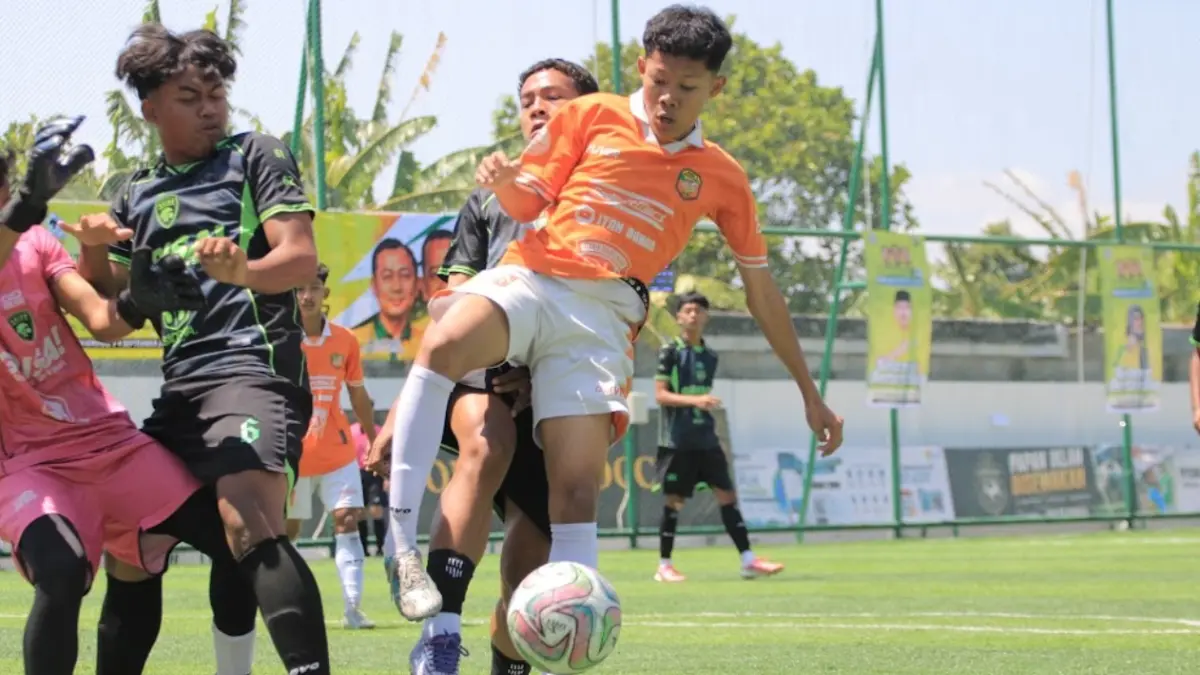Derby Ngawi di perempat final Bahlil Mini Soccer Zona Madiun Raya mempertemukan SMK PGRI 1 Ngawi dan SMAN 1 Widodaren. (AJI PUTRA/RADAR MADIUN)