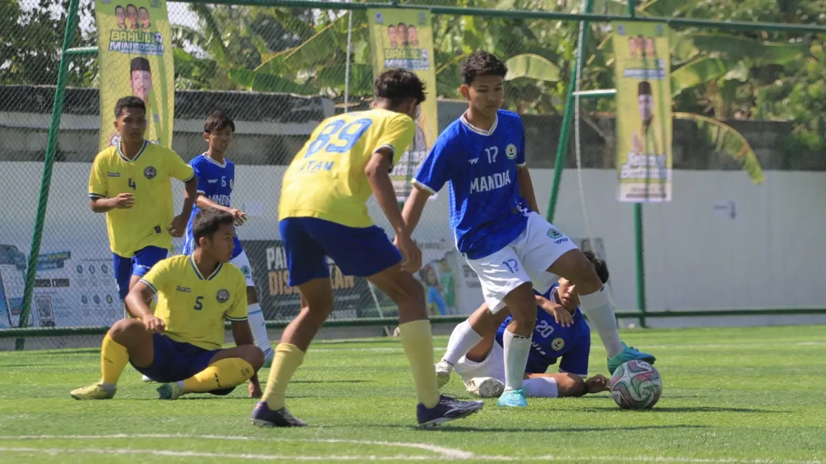 Duel sengit antara MAN 2 Ponorogo kontra SMKN 1 Madiun tersaji di perempat final Bahlil Mini Soccer Zona Madiun Raya, Jumat (4/9). (AJI PUTRA/RADAR MADIUN)