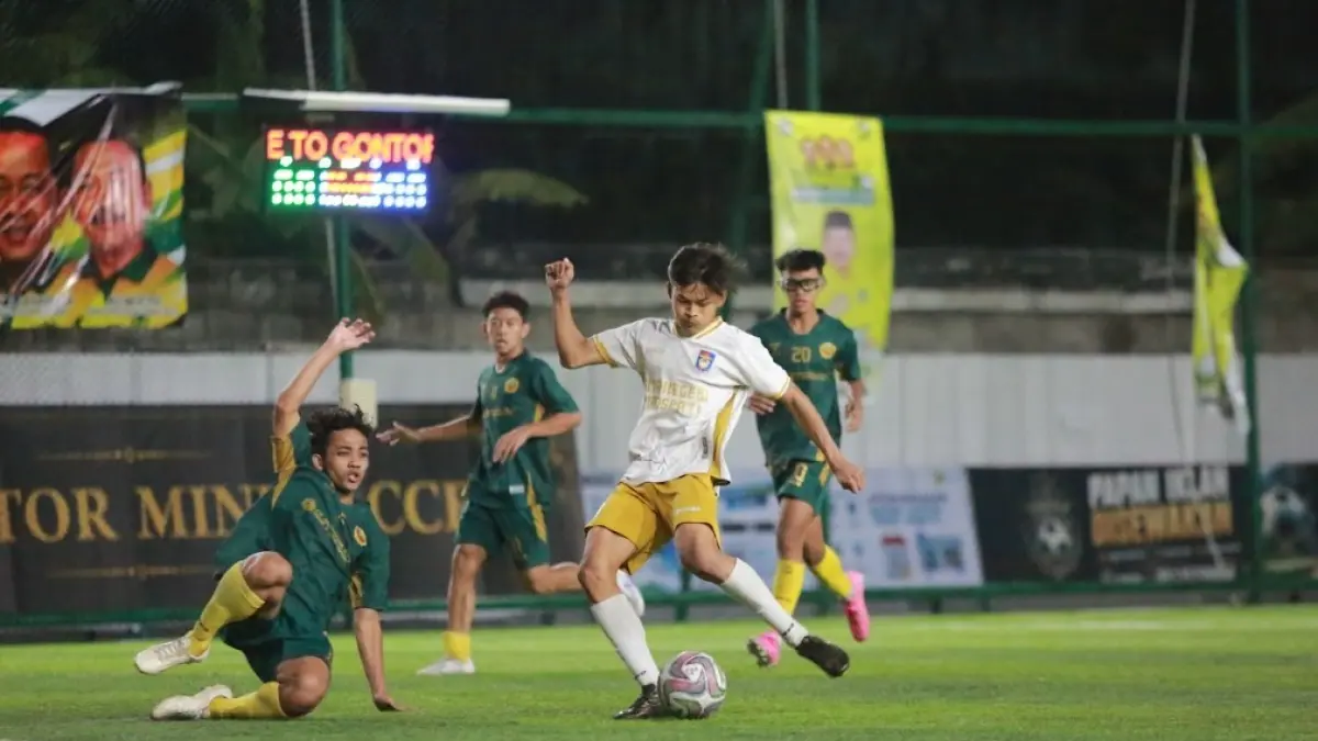 Duel sengit tersaji di final Bahlil Mini Soccer Zona Madiun Raya antara SMAN 1 Maospati melawan MAN 2 Kota Madiun, Jumat (4/9). (BAGAS BIMANTARA/RADAR MADIUN)