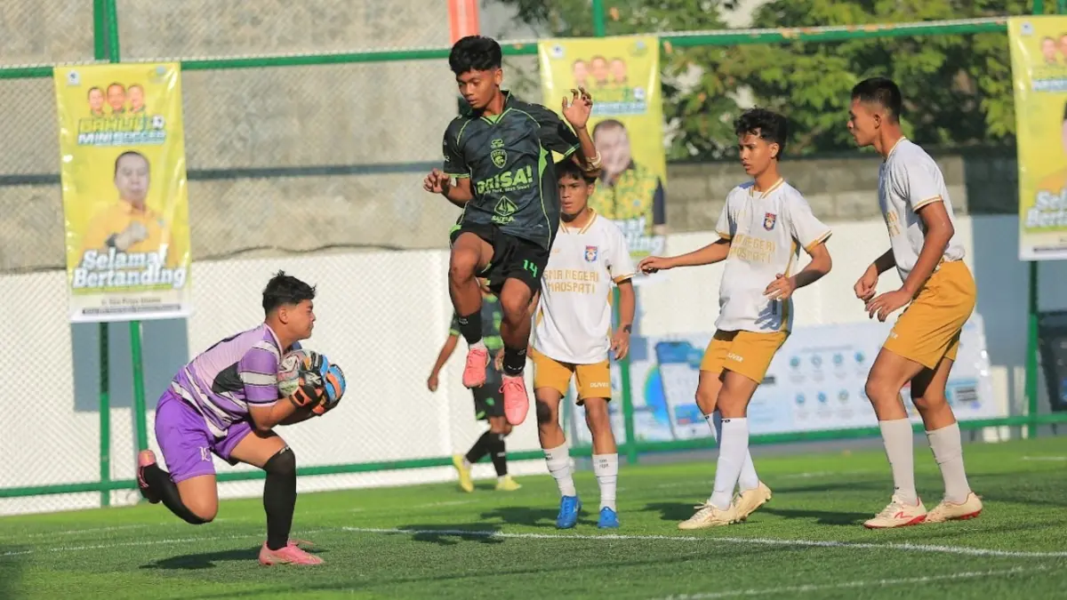 Duel seru SMAN 1 Maospati melawan SMK PGRI 1 Ngawi tersaji di Semifinal Bahlil Mini Soccer Zona Madiun Raya, Jumat (4/9). (BAGAS BIMANTARA/RADAR MADIUN)