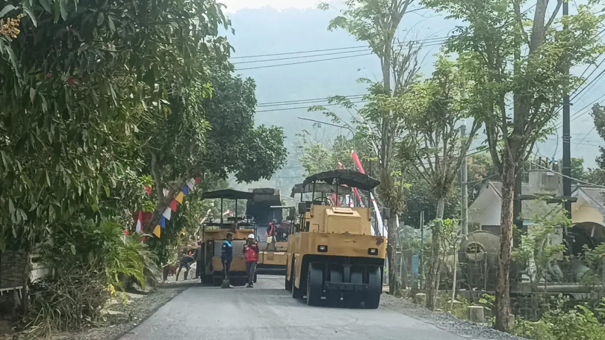 DUKUNG PARIWISATA: Pengerjaan proyek jalan di Pacitan pada Agustus lalu. Dokumen Jawa Pos Radar Pacitan