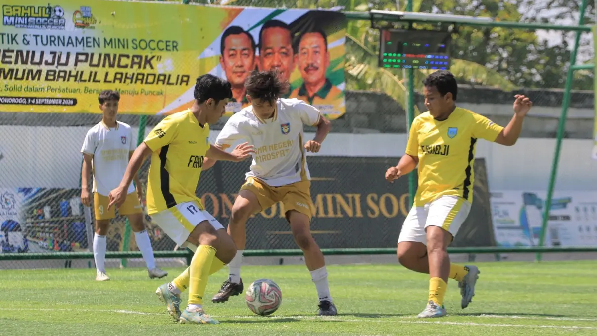 Empat kartu kuning mewarnai perempat final Bahlil Mini Soccer Zona Madiun Raya antara SMAN 1 Maospati dan SMKN 2 Jiwan, Jumat (4/9). (AJI PUTRA/RADAR MADIUN)