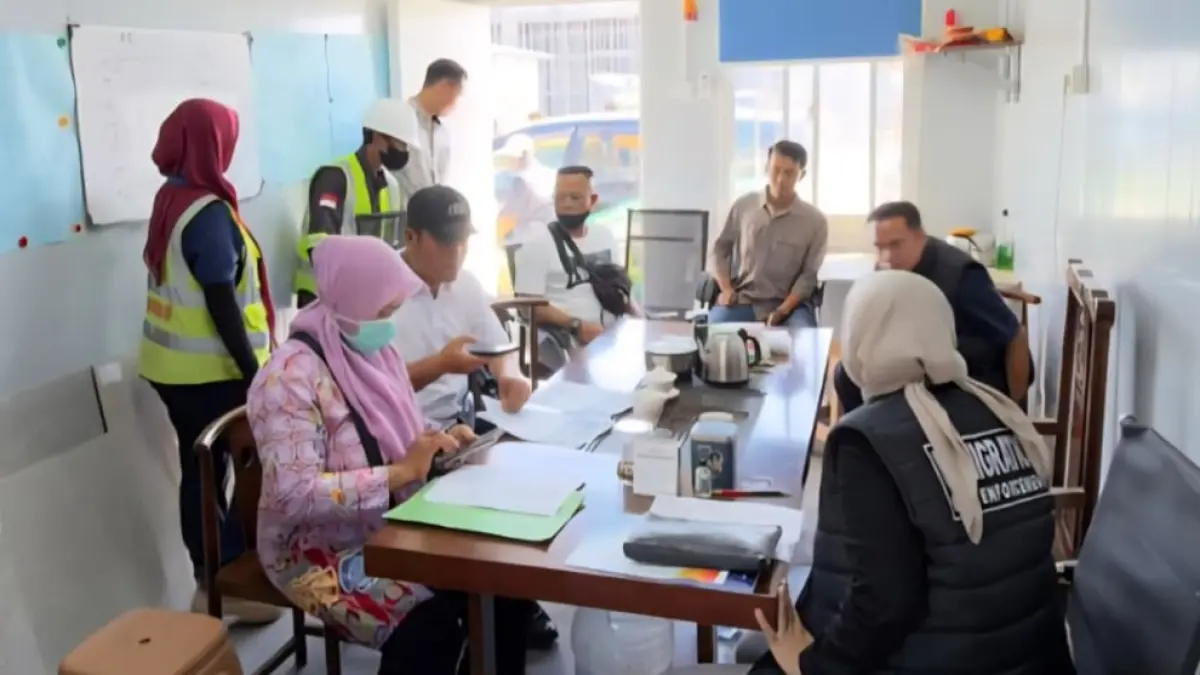Imigrasi Madiun menggelar operasi gabungan guna memverifikasi isu 60 TKA China di Kabupaten Madiun. Hasil pemeriksaan, petugas mendapati ada belasan TKA. (KANIM MADIUN)