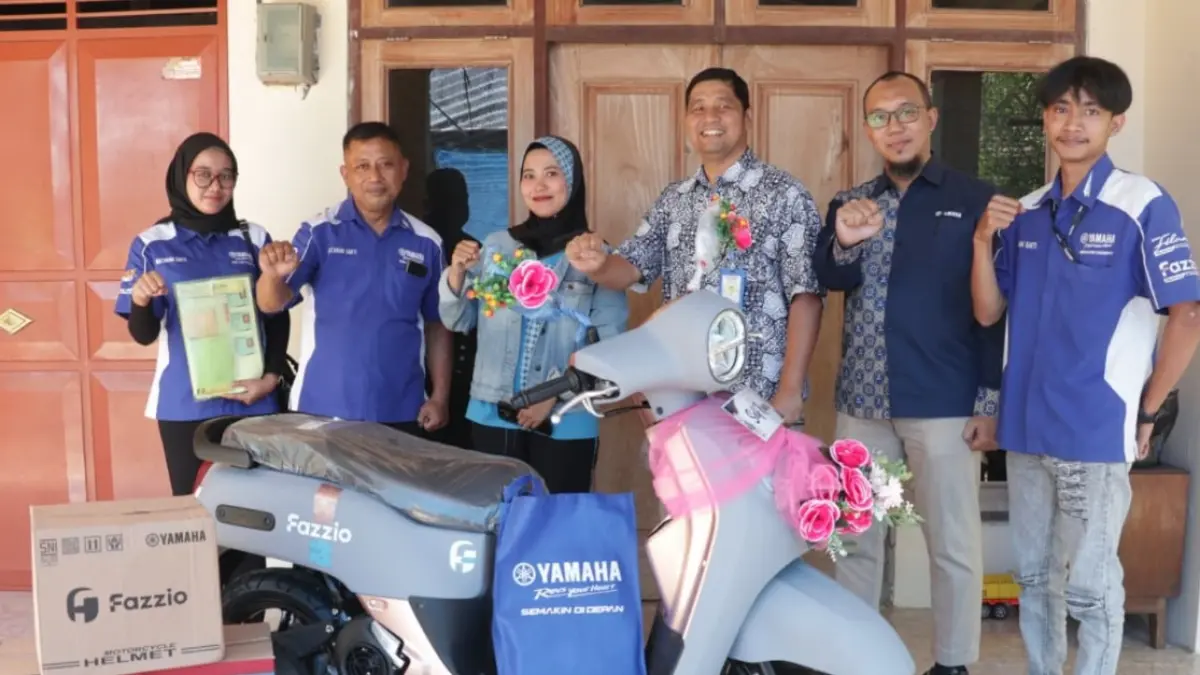 KONSUMEN SETIA: Chief DDS Madiun-Kediri Roberto Pasaribu memberikan beragam hadiah menarik kepada konsumen Aris Hayuning Anantria Putri di momen Hari Pelanggan Nasional.&nbsp;(TITIS OSI/RADAR MADIUN)