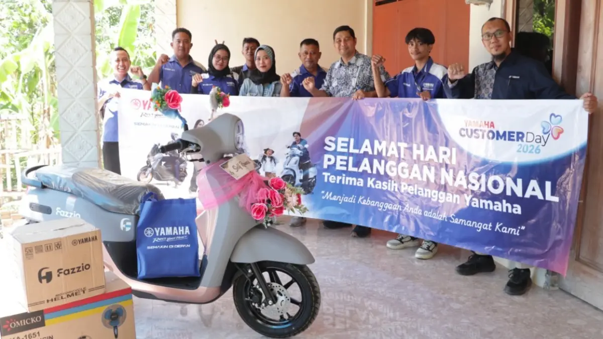 MOMEN SPESIAL: PT YIMM Madiun-Kediri bersama tim dealer Mataram Sakti Ponorogo mengantar satu unit Yamaha Fazzio langsung ke konsumen dalam rangka Hari Pelanggan Nasional, Jumat (4/9). (TITIS OSI/RADAR MADIUN)