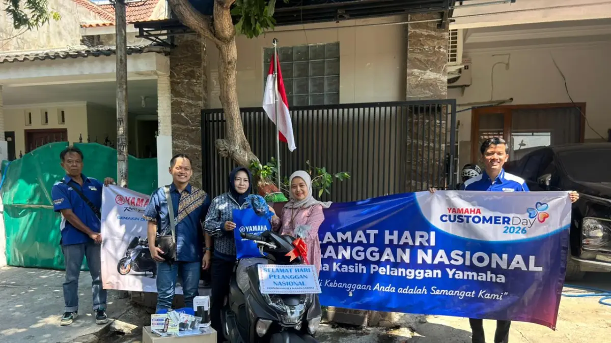 MOMEN SPESIAL: PT YIMM Madiun-Kediri bersama tim dealer Solo Motor Madiun mengantar satu unit Yamaha langsung ke konsumen dalam rangka Hari Pelanggan Nasional, Jumat (4/9). (DWITA/RADAR MADIUN)