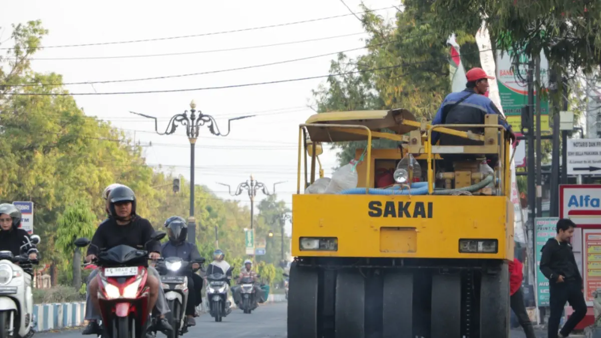 MULAI DIKERJAKAN: DPUPKP Ponorogo merealisasikan pekerjaan pengaspalan ulang Jalan Basuki Rahmad. Sugeng Dwi N./Jawa Pos Radar Ponorogo