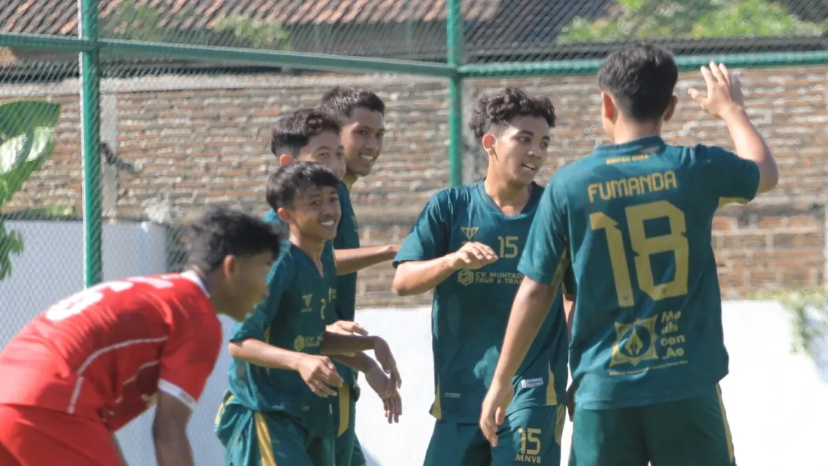 Para pemain MAN 2 Kota Madiun merayakan gol Dafa ke gawang Smazapo di perempat final Bahlil Mini Soccer Zona Madiun Raya, Jumat (4/9). (AJI PUTRA/RADAR MADIUN)