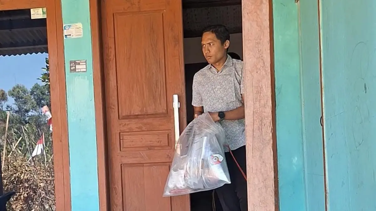 PENANGANAN INTENSIF: Petugas kepolisian saat mengamankan lokasi penemuan bayi prematur di Desa Sumbersawit, Sidorejo, Magetan, Jumat (4/9).