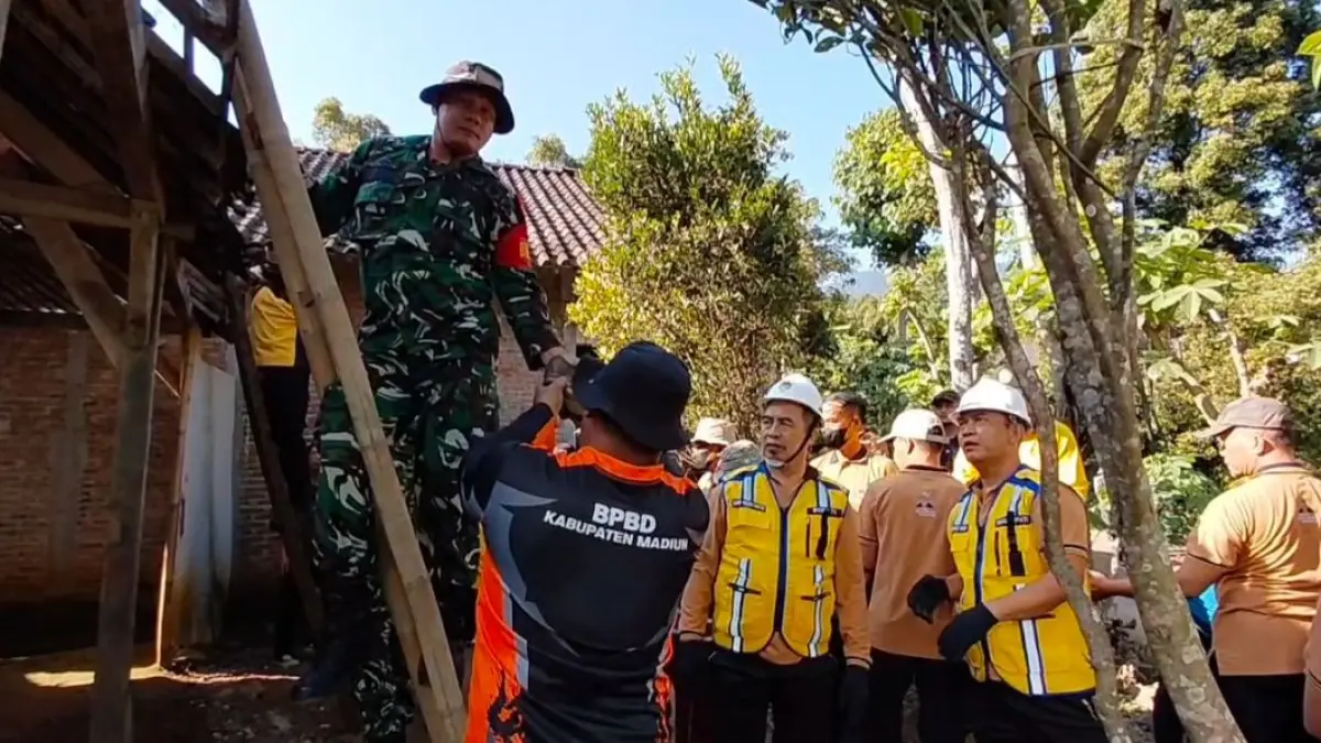 PERCEPAT PENANGANAN: Pemkab Madiun melaksanakan program perbaikan RTLH Kabupaten Madiun di salah satu wilayah beberapa waktu lalu. Dokumen Jawa Pos Radar Caruban