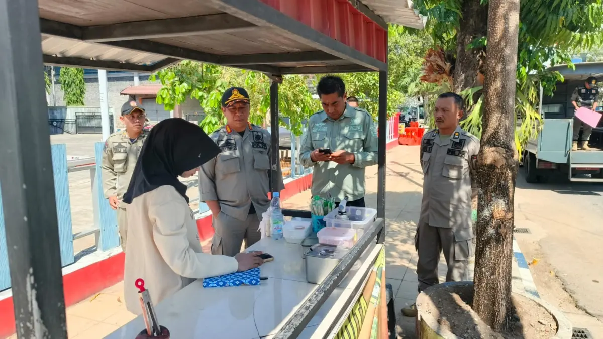 TERTIBKAN PKL: Petugas Satpol PP Pacitan memberikan penjelasan kepada PKL terkait lokasi berjualan. Satpol PP untuk Jawa Pos Radar Pacitan