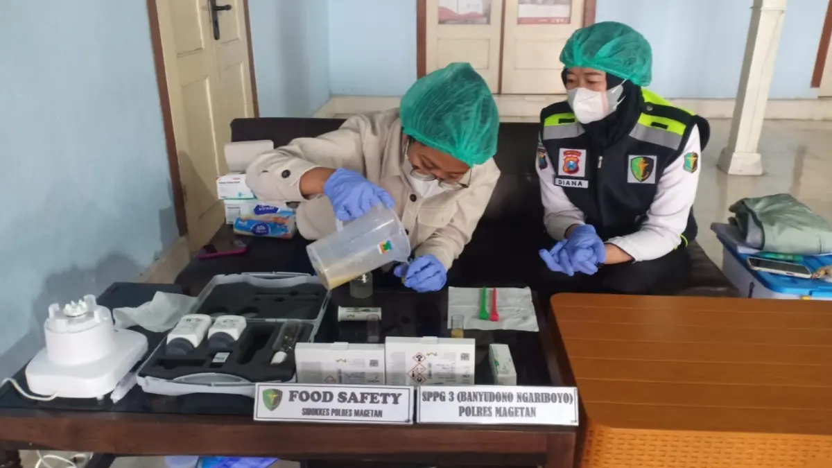 UJI KEAMANAN: Petugas Sidokkes Polres Magetan memeriksa menu Makan Bergizi Gratis sebelum didistribusikan kepada penerima manfaat. Polres Magetan untuk Jawa Pos Radar Magetan