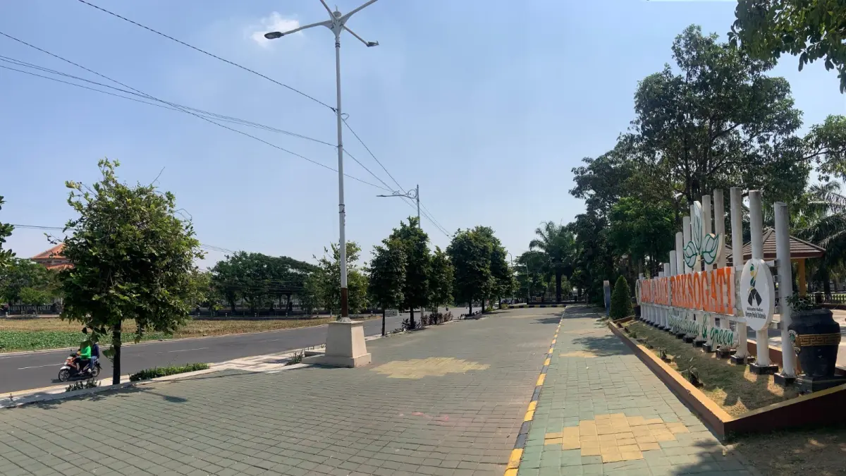 WAJAH BARU CARUBAN: Kawasan delta Jalan Panjaitan di sekitar Alun-Alun Reksogati yang direncanakan ditata. Loditya F./Radar Caruban