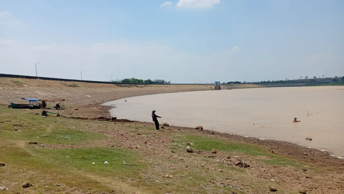 AIR MENYUSUT: Kondisi Waduk Dawuhan di Kecamatan Wonoasri yang mengalami penyusutan selama musim kemarau. Dian Rahayu/Jawa Pos Radar Caruban