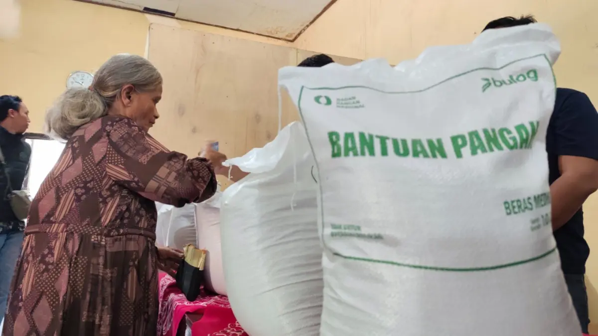 BANTUAN PANGAN: Perum Bulog Cabang Ponorogo menyalurkan bantuan pangan beras kepada warga penerima manfaat.