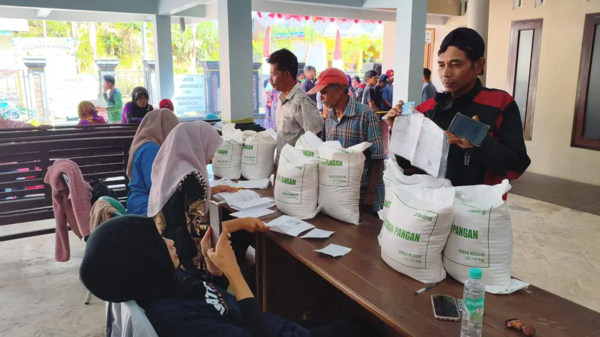 BANTUAN PANGAN: Penyaluran bantuan beras kepada masyarakat Pacitan beberapa waktu lalu. Jumlah 