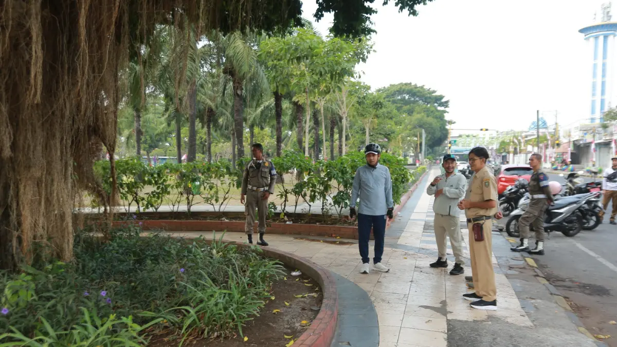 CEK LOKASI: Plt Wali Kota Madiun F Bagus Panuntun meninjau kebersihan kawasan Alun-Alun Kota Madiun beberapa waktu lalu.