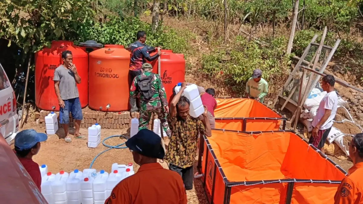 DAMPAK KEMARAU: BPBD Ponorogo mendistribusikan bantuan air bersih kepada warga terdampak kekeringan.