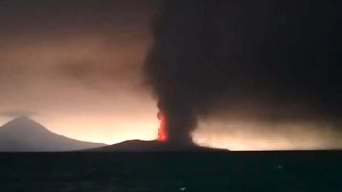 Erupsi gunung Anak Krakatau masih terus berlangsung hingga Minggu 6/9) pagi. (ANTARA)