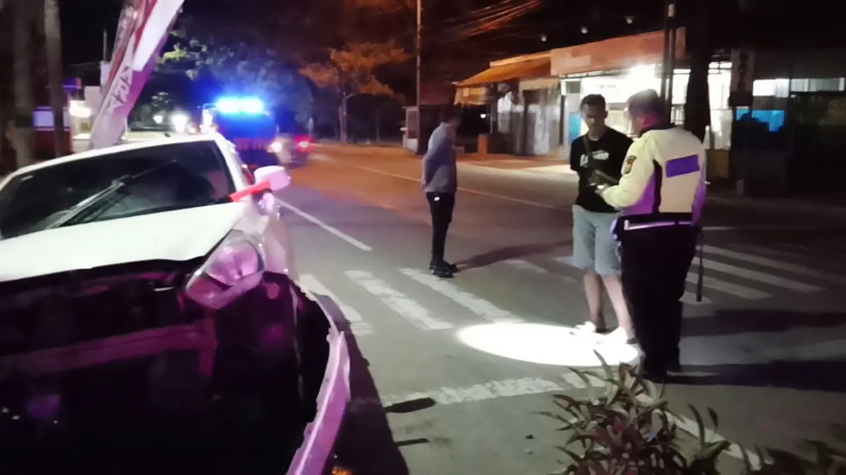HANTAM POHON: Kondisi Datsun Go D 1104 AED setelah mengalami kecelakaan tunggal di Jalan WR Supratman, Kelurahan Sidoharjo, Pacitan, Minggu dini hari (6/9). FOTO: SATLANTAS POLRES PACITAN